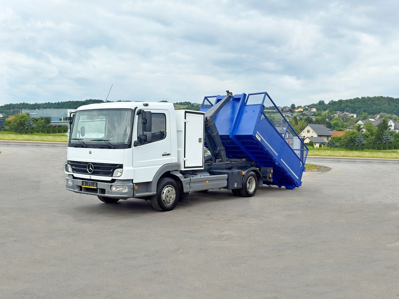 Mercedes-Benz 815 * Abrollkipper + CONTAINER 3,68 m * TOP - شاحنة ذات خطاف: صورة 1 Mercedes-Benz 815 * Abrollkipper + CONTAINER 3,68 m * TOP - شاحنة ذات خطاف: صورة 1