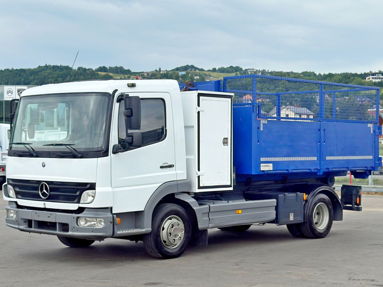 Mercedes-Benz 815 * Abrollkipper + CONTAINER 3,68 m * TOP - شاحنة ذات خطاف: صورة 3 Mercedes-Benz 815 * Abrollkipper + CONTAINER 3,68 m * TOP - شاحنة ذات خطاف: صورة 3