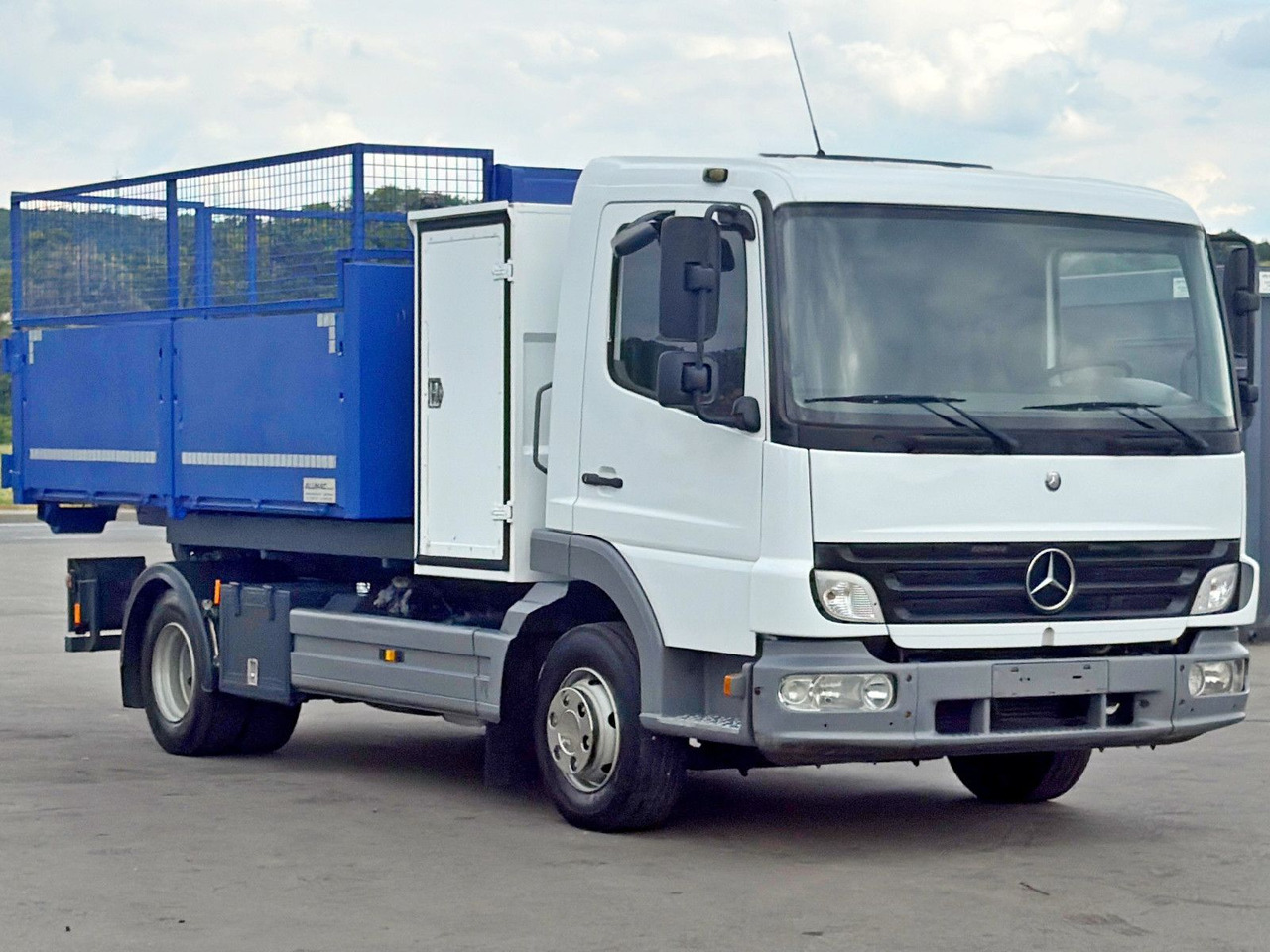 Mercedes-Benz 815 * Abrollkipper + CONTAINER 3,68 m * TOP - شاحنة ذات خطاف: صورة 4 Mercedes-Benz 815 * Abrollkipper + CONTAINER 3,68 m * TOP - شاحنة ذات خطاف: صورة 4