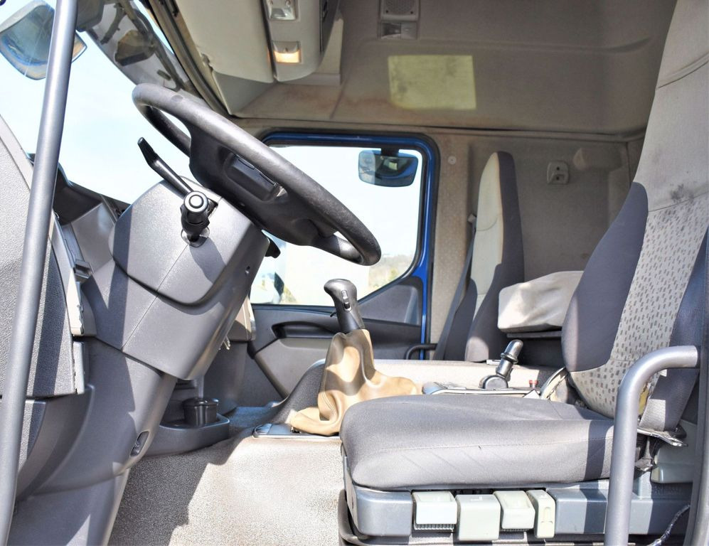Interior photo 1: شاحنة كرين, شاحنات مسطحة Renault Premium 410* PRITSCHE 6,50m *PK 32080/FUNK* TOP Renault Premium 410* PRITSCHE 6,50m *PK 32080/FUNK* TOP