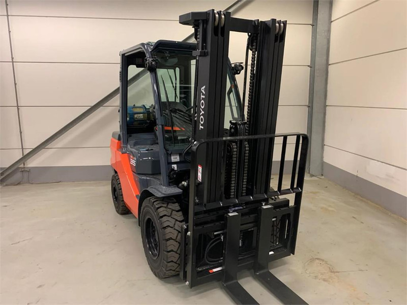 Toyota 02-8FGJF35 - رافعة شوكية تعمل بالغاز: صورة 3 Toyota 02-8FGJF35 - رافعة شوكية تعمل بالغاز: صورة 3