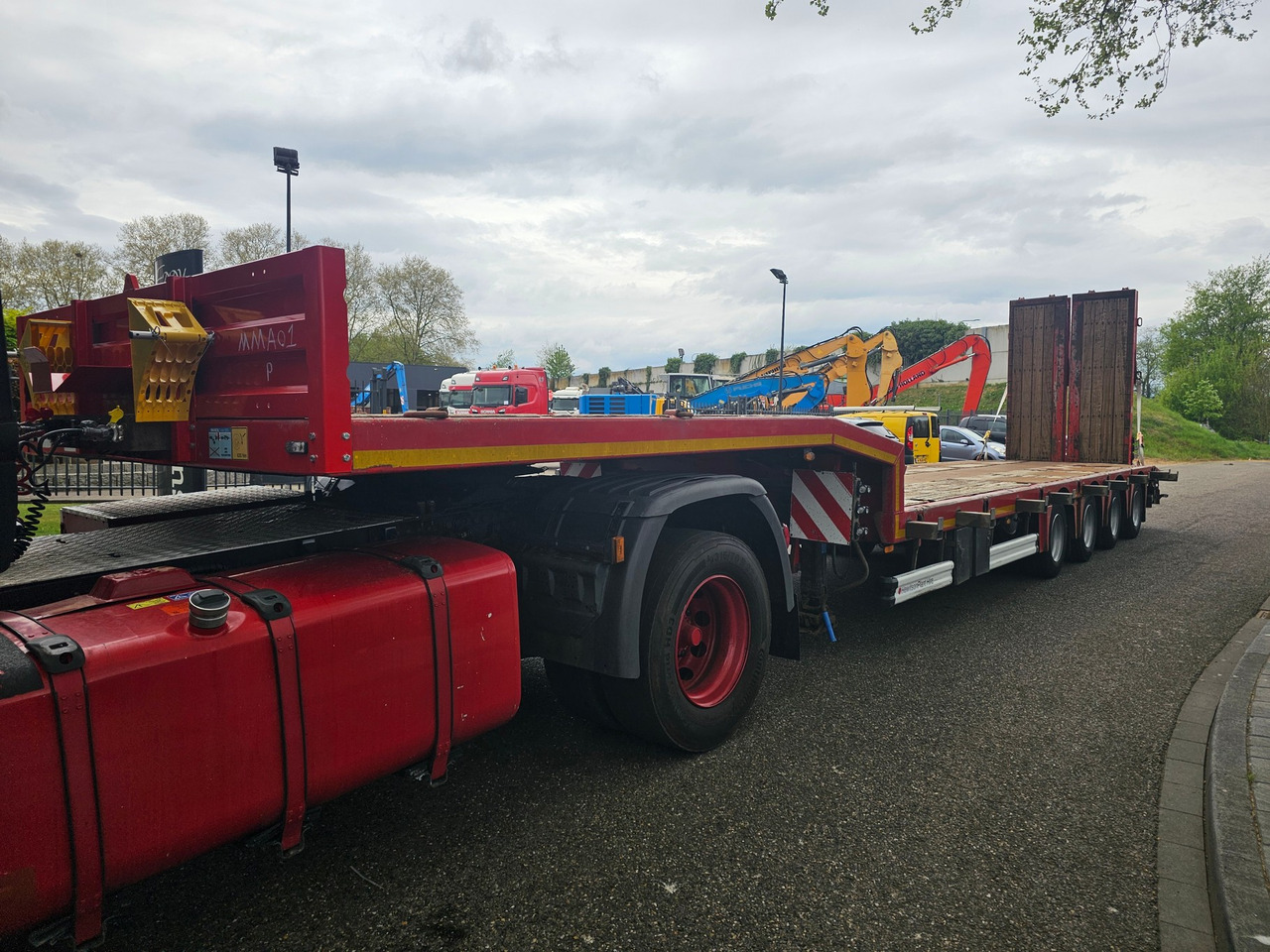 Kässbohrer LB4E With Hydraulic Flip Ramps - عربة منخفضة مسطحة نصف مقطورة: صورة 5 Kässbohrer LB4E With Hydraulic Flip Ramps - عربة منخفضة مسطحة نصف مقطورة: صورة 5