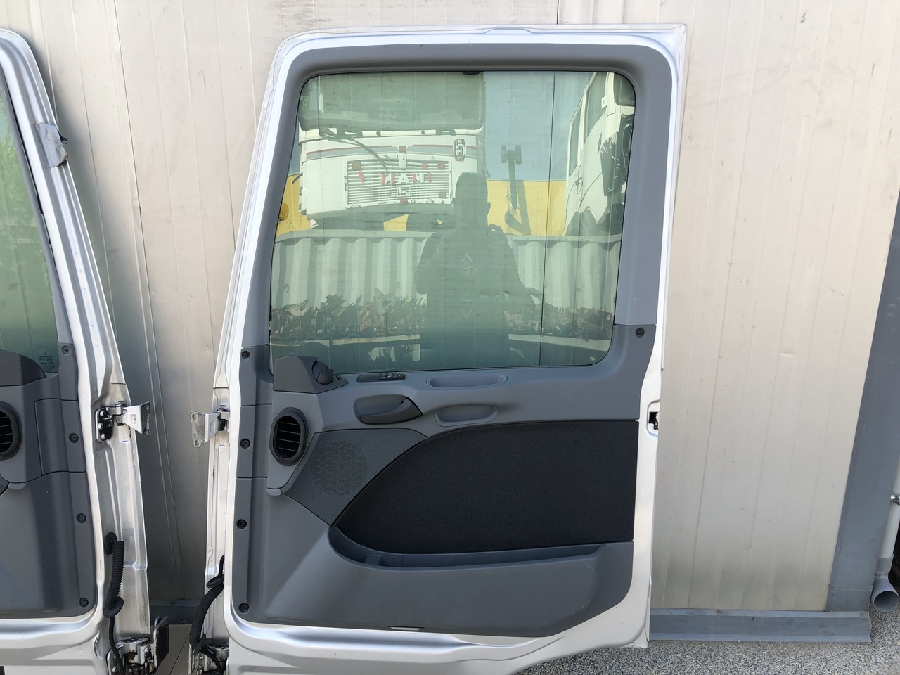 DOOR ACTROS MP2-3 LEFT AND RIGHT MEGA SPACE CAB - باب و قطع الغيار - شاحنة: صورة 3 DOOR ACTROS MP2-3 LEFT AND RIGHT MEGA SPACE CAB - باب و قطع الغيار - شاحنة: صورة 3