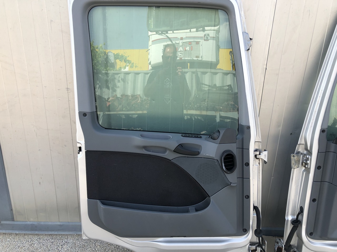 DOOR ACTROS MP2-3 LEFT AND RIGHT MEGA SPACE CAB - باب و قطع الغيار - شاحنة: صورة 2 DOOR ACTROS MP2-3 LEFT AND RIGHT MEGA SPACE CAB - باب و قطع الغيار - شاحنة: صورة 2