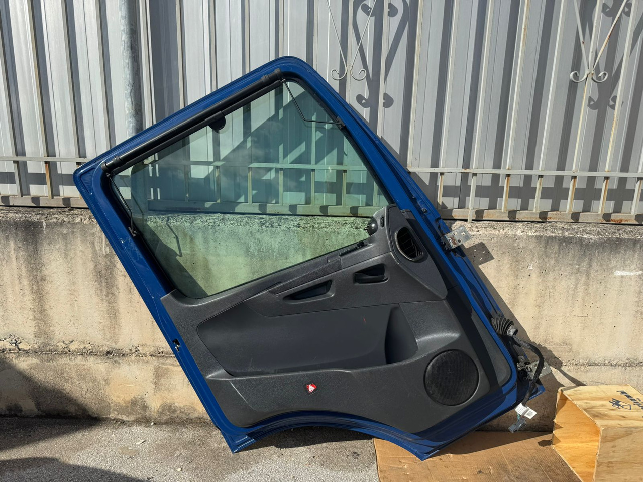 DOOR MERCEDES ATEGO 4 (LEFT AND RIGHT) - الكابينة والداخلية: صورة 5 DOOR MERCEDES ATEGO 4 (LEFT AND RIGHT) - الكابينة والداخلية: صورة 5