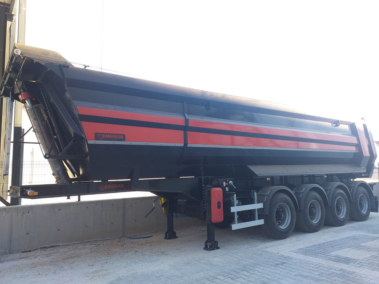 EMIRSAN SELF-STEERING, 4 AXLE U TYPE TIPPER - قلابة نصف مقطورة نصف مقطورة قلابة: صورة 5 EMIRSAN SELF-STEERING, 4 AXLE U TYPE TIPPER - قلابة نصف مقطورة نصف مقطورة قلابة: صورة 5