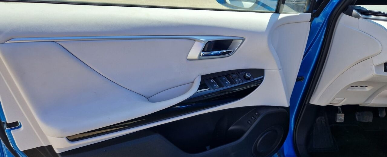 سيدان Toyota Mirai: صورة 9