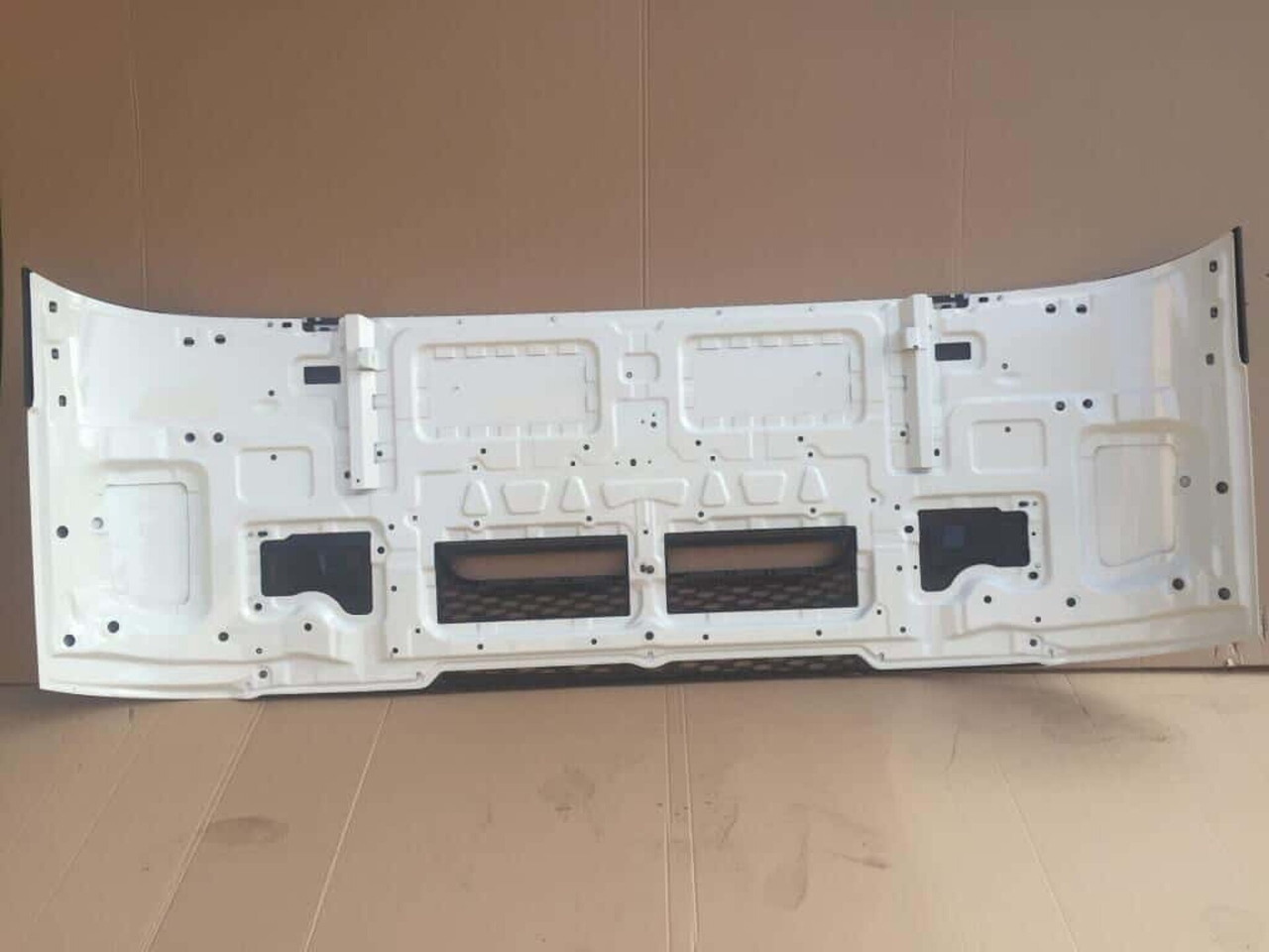 VOLVO FH4 MOTORKAP GEBRUIKT 82360122U - شبكة أمامية - شاحنة: صورة 4 VOLVO FH4 MOTORKAP GEBRUIKT 82360122U - شبكة أمامية - شاحنة: صورة 4