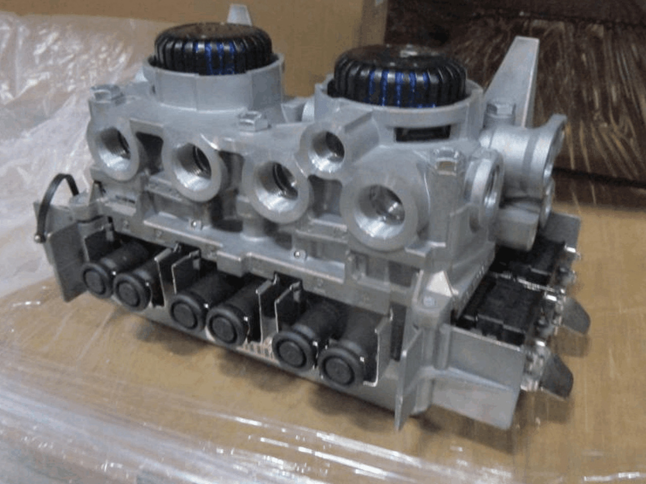 WABCO EBS MODULATOR SCHMITZ,KRONE NIEUW + deposit 4801020140 - صمام الفرامل - شاحنة: صورة 3 WABCO EBS MODULATOR SCHMITZ,KRONE NIEUW + deposit 4801020140 - صمام الفرامل - شاحنة: صورة 3