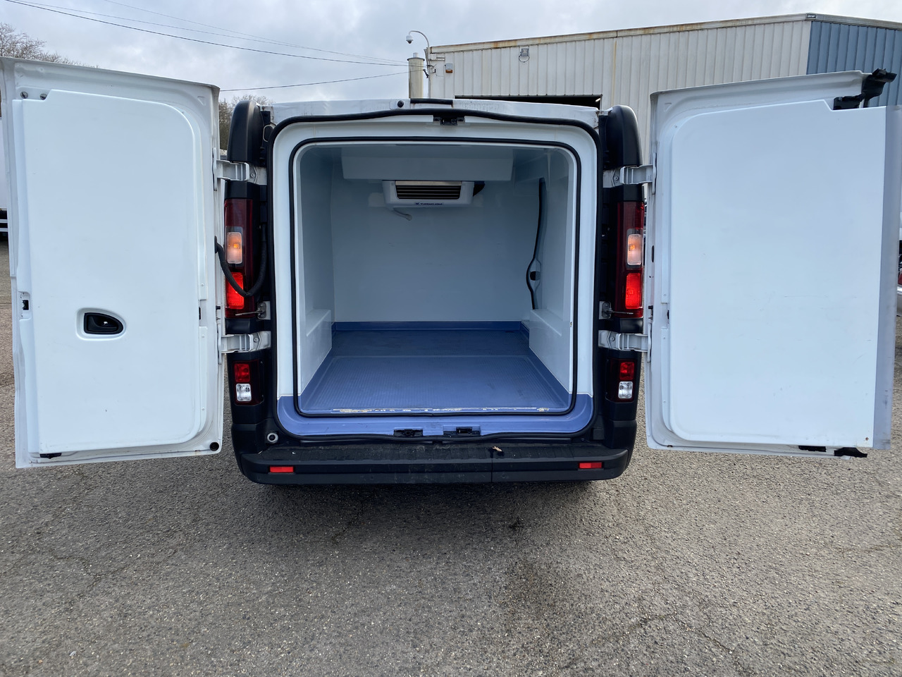RENAULT TRAFIC FRIGORIFIQUE PORTE LATERALE - شاحنة مُبرّدة للتوصيل: صورة 5 RENAULT TRAFIC FRIGORIFIQUE PORTE LATERALE - شاحنة مُبرّدة للتوصيل: صورة 5