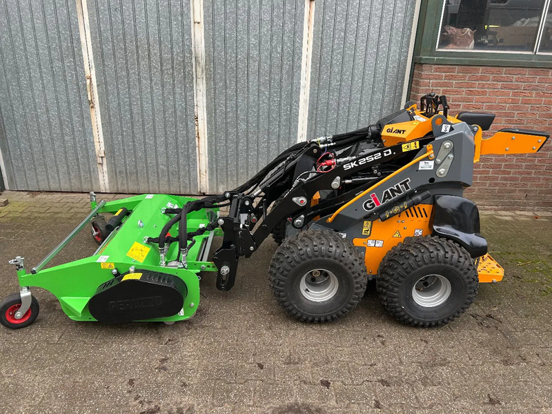 Giant SK252D + klepelmaaier - لودر مفصلي صغير: صورة 1 Giant SK252D + klepelmaaier - لودر مفصلي صغير: صورة 1