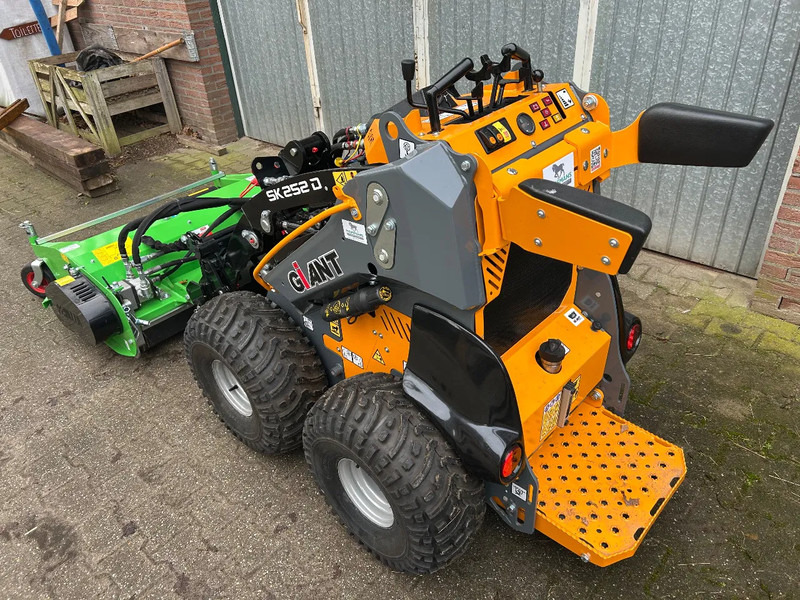 Giant SK252D + klepelmaaier - لودر مفصلي صغير: صورة 3 Giant SK252D + klepelmaaier - لودر مفصلي صغير: صورة 3