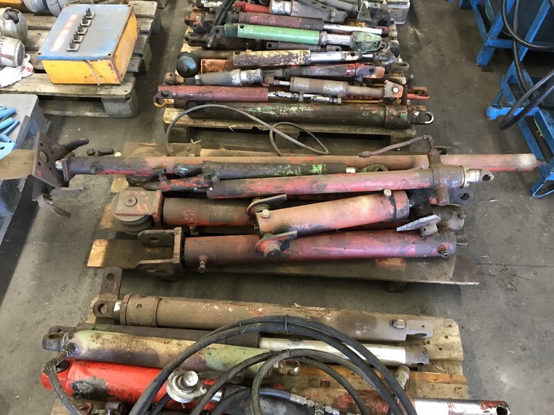 Grote partij hydraulische cilinders - اسطوانة هيدروليكية - الآلات الزراعية: صورة 3 Grote partij hydraulische cilinders - اسطوانة هيدروليكية - الآلات الزراعية: صورة 3