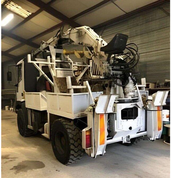 Iveco - Drilling crane truck 4x4 - برج الحفر: صورة 2 Iveco - Drilling crane truck 4x4 - برج الحفر: صورة 2