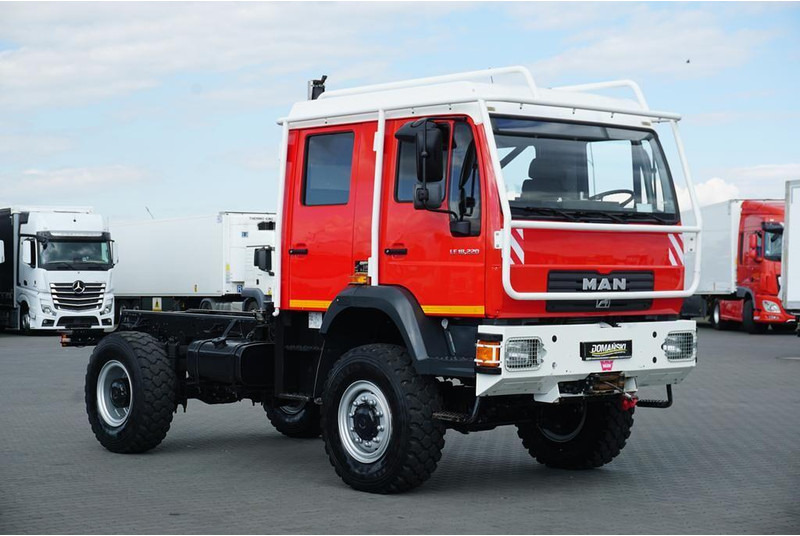 MAN LE 220 / 4 X 4 / DOKA / DO ZABUDOWY / KAMPER - شاحنة هيكل كابينة: صورة 1 MAN LE 220 / 4 X 4 / DOKA / DO ZABUDOWY / KAMPER - شاحنة هيكل كابينة: صورة 1