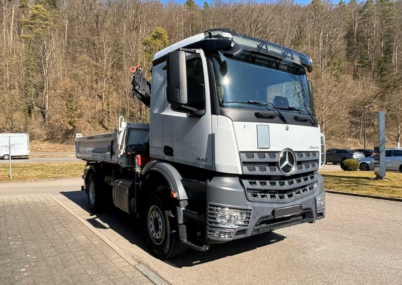 Mercedes-Benz Arocs 1840 - 3 way tipper truck + crane - شاحنة قلاب, شاحنة كرين: صورة 2 Mercedes-Benz Arocs 1840 - 3 way tipper truck + crane - شاحنة قلاب, شاحنة كرين: صورة 2