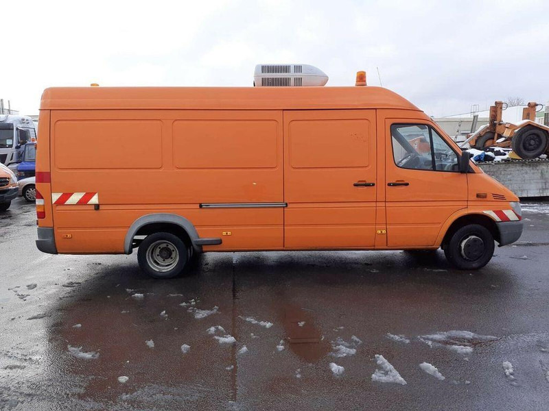 Mercedes-Benz Sprinter 413 - شاحنة الشفط: صورة 4 Mercedes-Benz Sprinter 413 - شاحنة الشفط: صورة 4