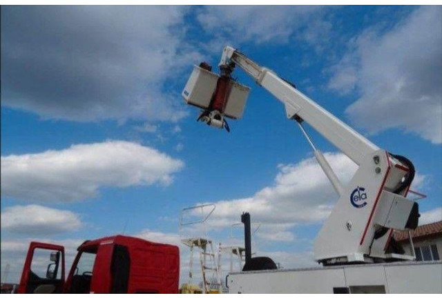 Renault KERAX 410.19 4x4 Emelőkosaras Cela 17m - شاحنة, شاحنة كرين: صورة 4 Renault KERAX 410.19 4x4 Emelőkosaras Cela 17m - شاحنة, شاحنة كرين: صورة 4