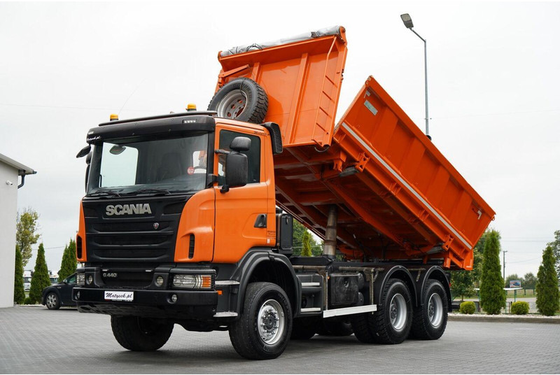 Scania G 440 / 6x6 / WYWROTKA TRZY-STRONNA / 2X HYDROBURTA / BOARDMATIC - شاحنة قلاب: صورة 1 Scania G 440 / 6x6 / WYWROTKA TRZY-STRONNA / 2X HYDROBURTA / BOARDMATIC - شاحنة قلاب: صورة 1