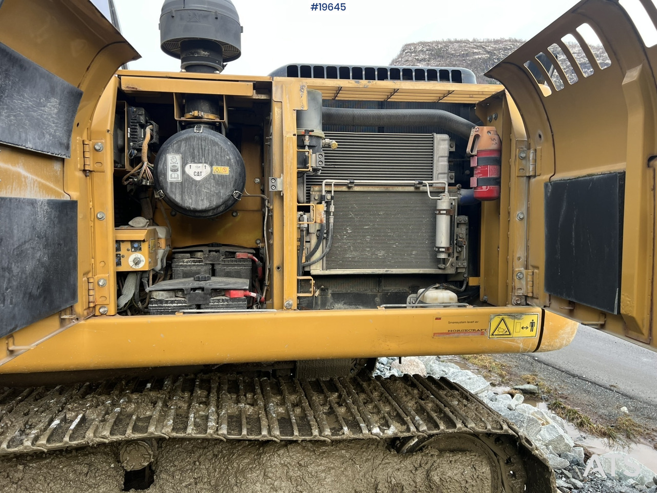 حفارة Caterpillar 323D: صورة 16