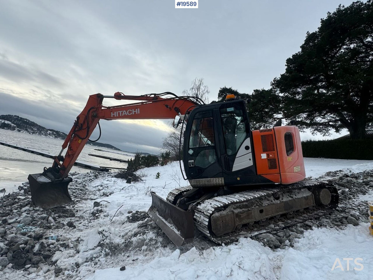 Hitachi ZX135US-5B - حفارة: صورة 1 Hitachi ZX135US-5B - حفارة: صورة 1
