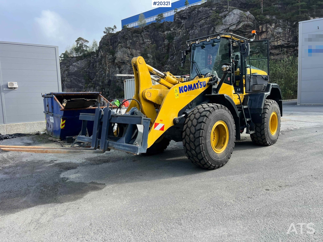 Komatsu WA320-8EO - اللودر بعجل: صورة 1 Komatsu WA320-8EO - اللودر بعجل: صورة 1