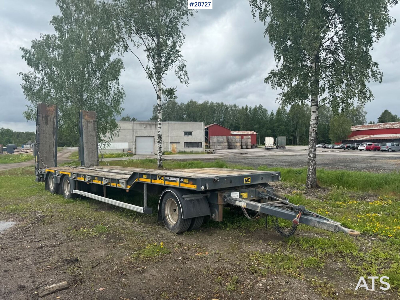 NC m/ hydrauliske kjørebruer - مقطورة مسطحة منخفضة: صورة 1 NC m/ hydrauliske kjørebruer - مقطورة مسطحة منخفضة: صورة 1