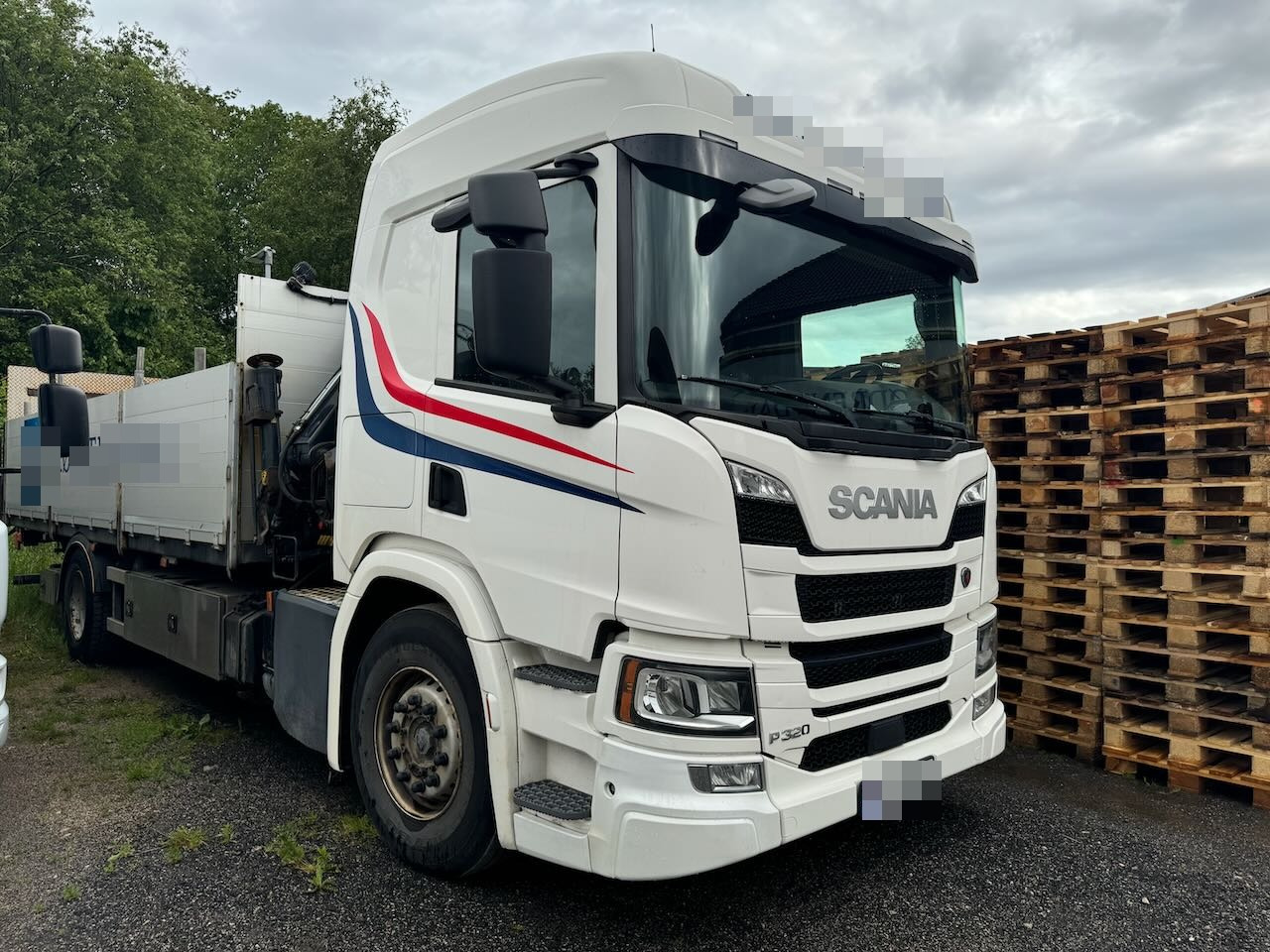 Scania P320 - شاحنات مسطحة, شاحنة كرين: صورة 2 Scania P320 - شاحنات مسطحة, شاحنة كرين: صورة 2