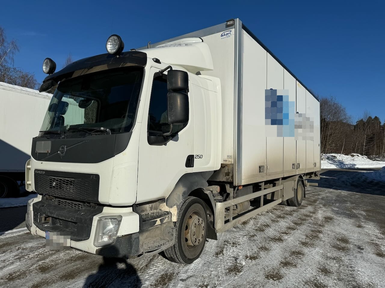 Volvo FL250 - شاحنة مقفلة: صورة 1 Volvo FL250 - شاحنة مقفلة: صورة 1