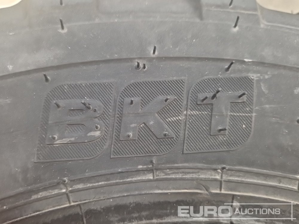 10-16.5 Tyres (2 of) - إطارات: صورة 5 10-16.5 Tyres (2 of) - إطارات: صورة 5