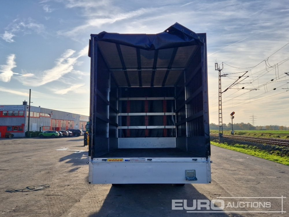 2017 Peugot Boxer, Electric Windows, A/C, Curtain Sider, Jegger Boxes (New Engine,63000 km) - شاحنة ستارة جانبية: صورة 4 2017 Peugot Boxer, Electric Windows, A/C, Curtain Sider, Jegger Boxes (New Engine,63000 km) - شاحنة ستارة جانبية: صورة 4
