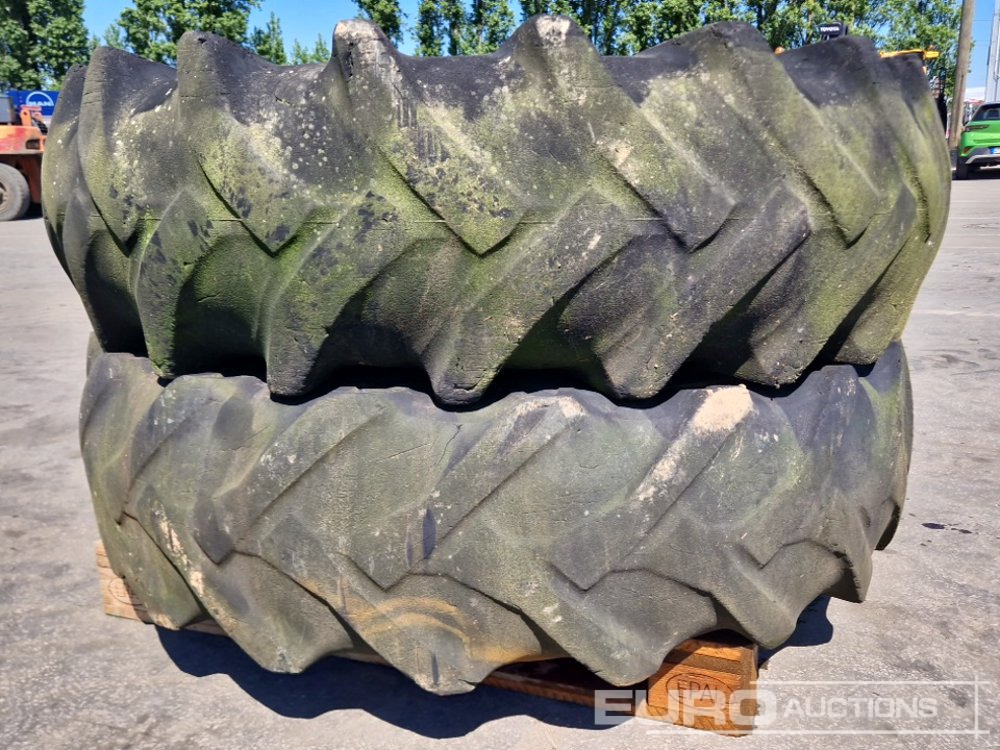 Pallet of Tractor Wheels with Rims - إطارات: صورة 3 Pallet of Tractor Wheels with Rims - إطارات: صورة 3