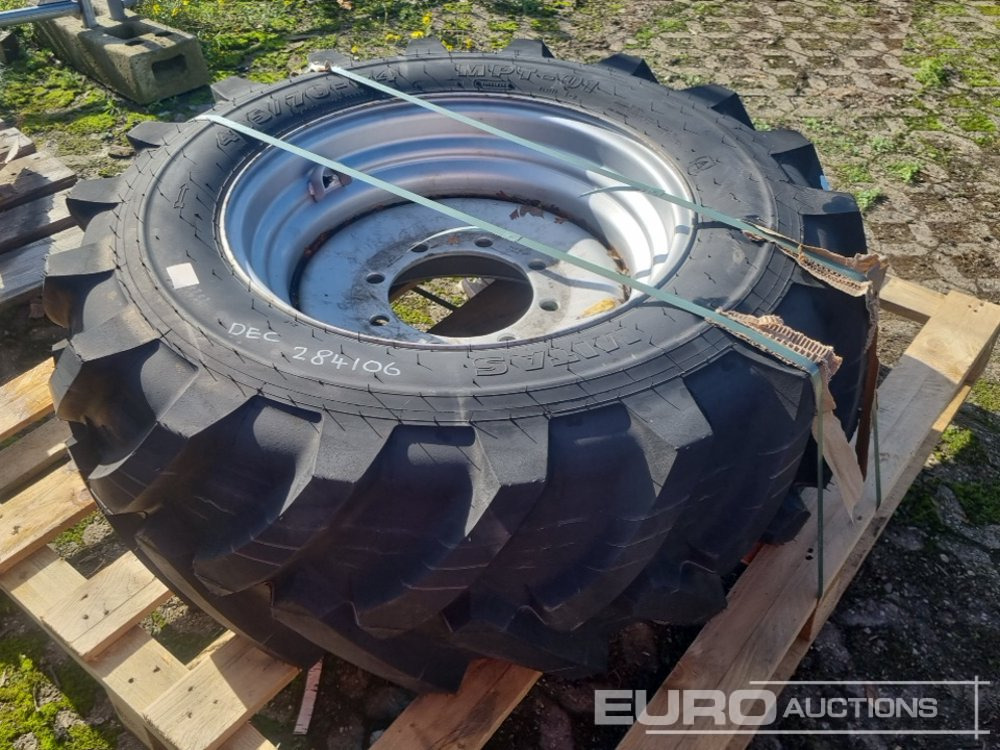 Unused Mitas 405/70-24 Tyre & Rim (1 of) - إطارات: صورة 1 Unused Mitas 405/70-24 Tyre & Rim (1 of) - إطارات: صورة 1