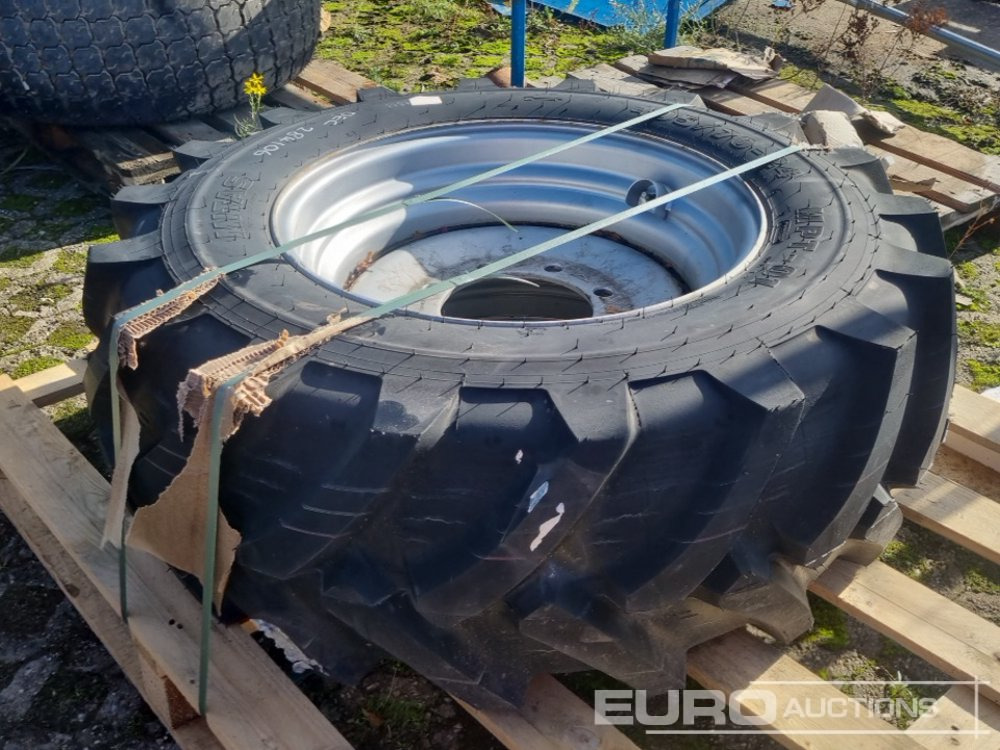 Unused Mitas 405/70-24 Tyre & Rim (1 of) - إطارات: صورة 2 Unused Mitas 405/70-24 Tyre & Rim (1 of) - إطارات: صورة 2