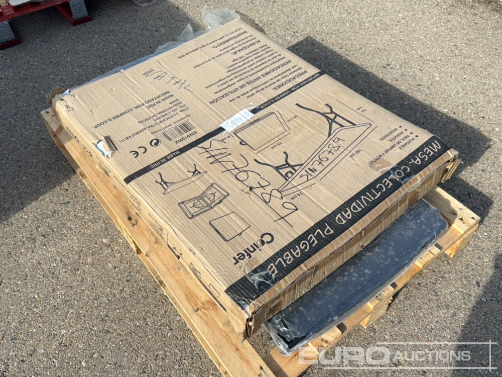 Pallet of Folding Table (2 of) - معدات البناء: صورة 2 Pallet of Folding Table (2 of) - معدات البناء: صورة 2