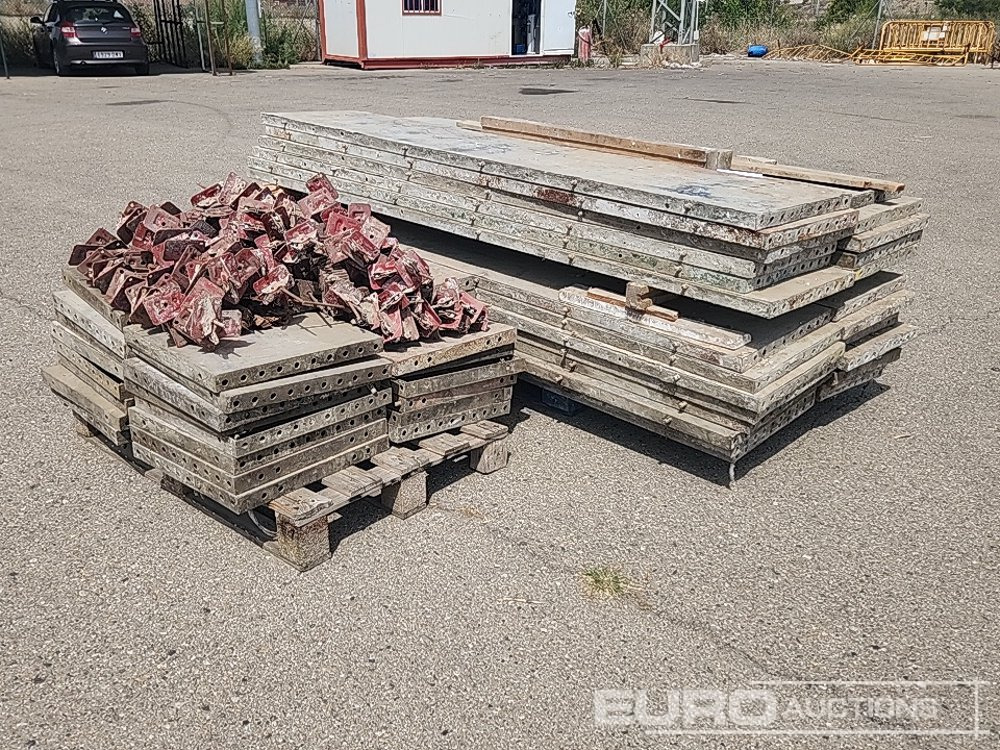 Pallet of Scaffolding Boards and Fixings - معدات البناء: صورة 1 Pallet of Scaffolding Boards and Fixings - معدات البناء: صورة 1