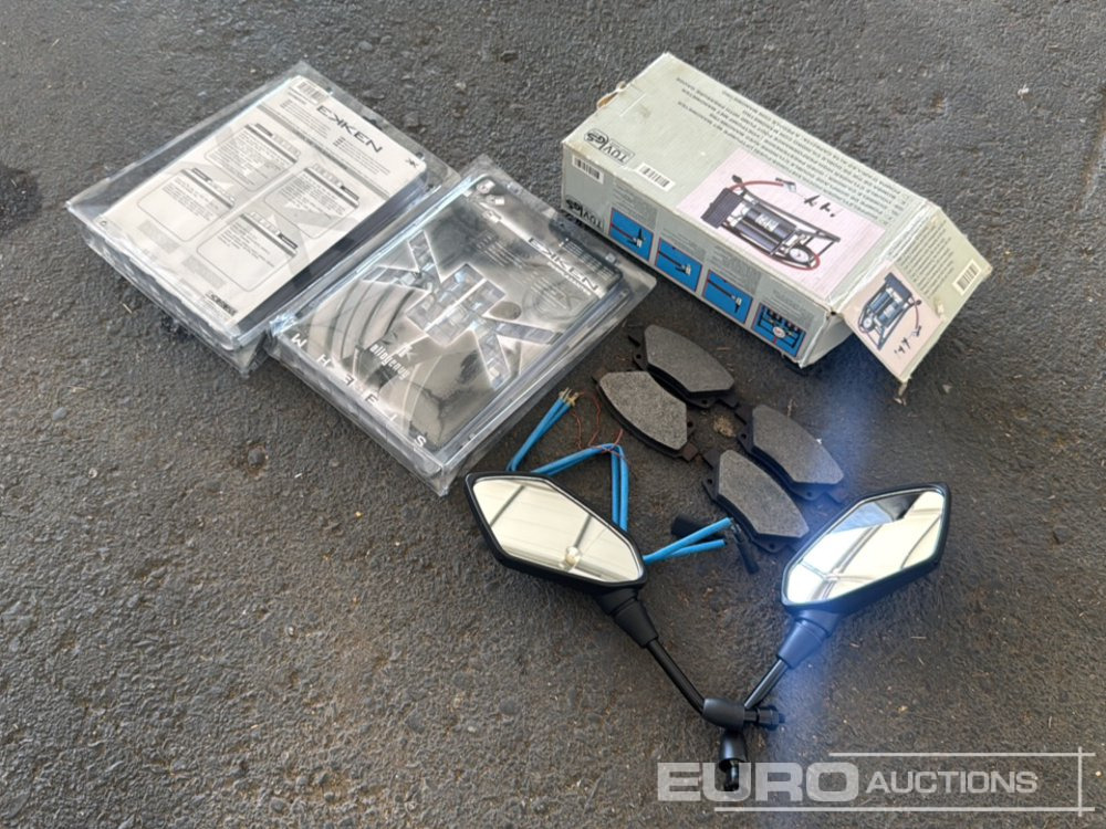 Set of Foot Pump, Brake Pads, Adjusting Taper Bolts (2 of), Motorbike Mirror - معدات البناء: صورة 2 Set of Foot Pump, Brake Pads, Adjusting Taper Bolts (2 of), Motorbike Mirror - معدات البناء: صورة 2