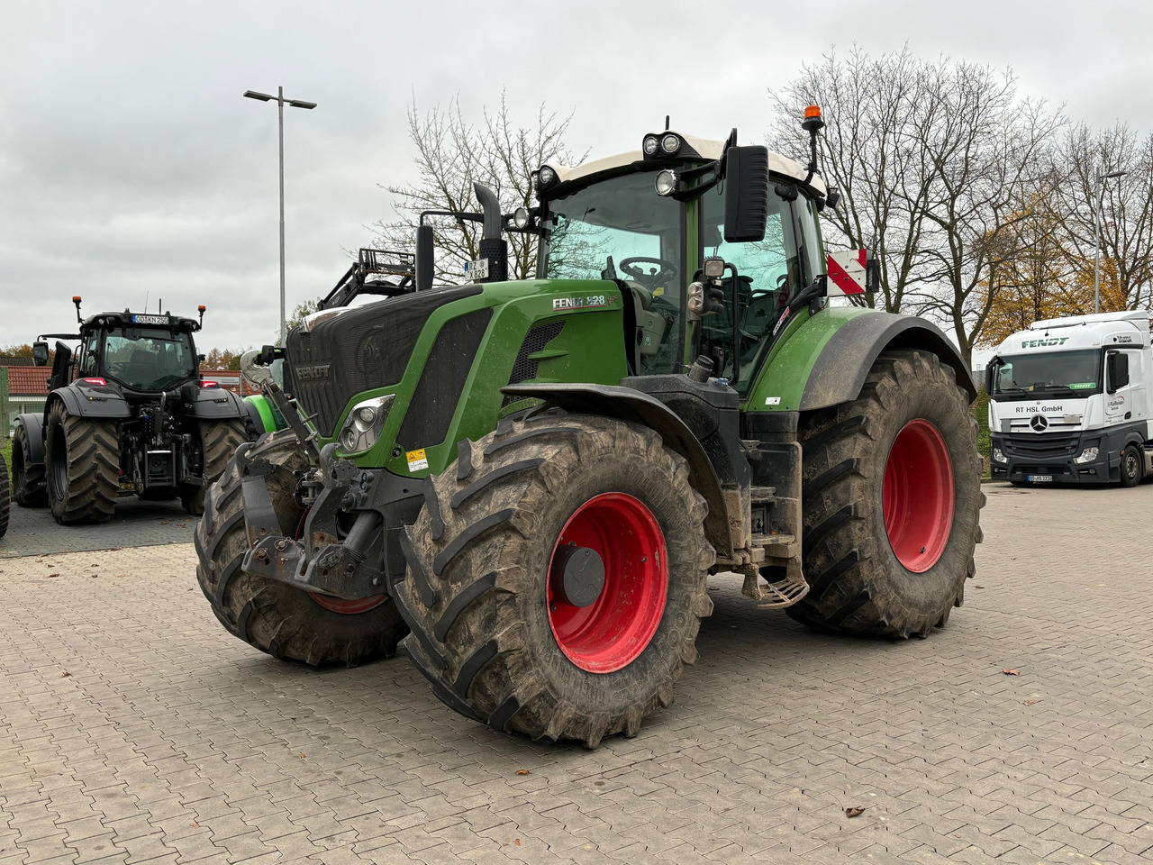 Fendt 828 Vario S4 Profi Plus - جرار: صورة 1 Fendt 828 Vario S4 Profi Plus - جرار: صورة 1