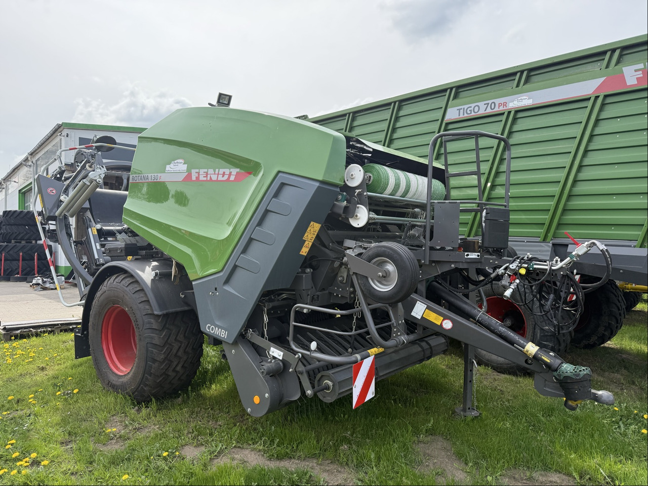 Fendt Press-Wickelkombi Rotana 130 F - مكبس البالات المستطيله: صورة 1 Fendt Press-Wickelkombi Rotana 130 F - مكبس البالات المستطيله: صورة 1