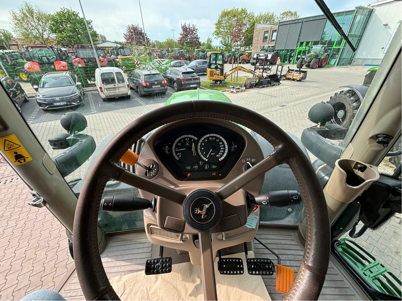 John Deere 6215 R - جرار: صورة 2 John Deere 6215 R - جرار: صورة 2