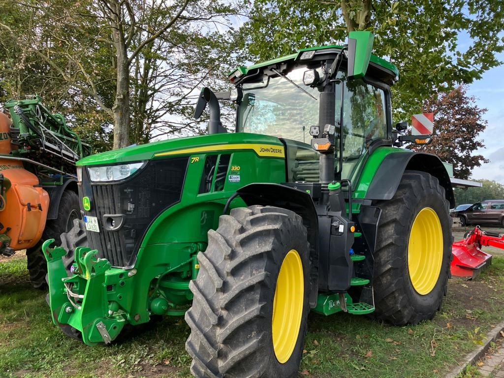 John Deere 7R 330 - جرار: صورة 1 John Deere 7R 330 - جرار: صورة 1