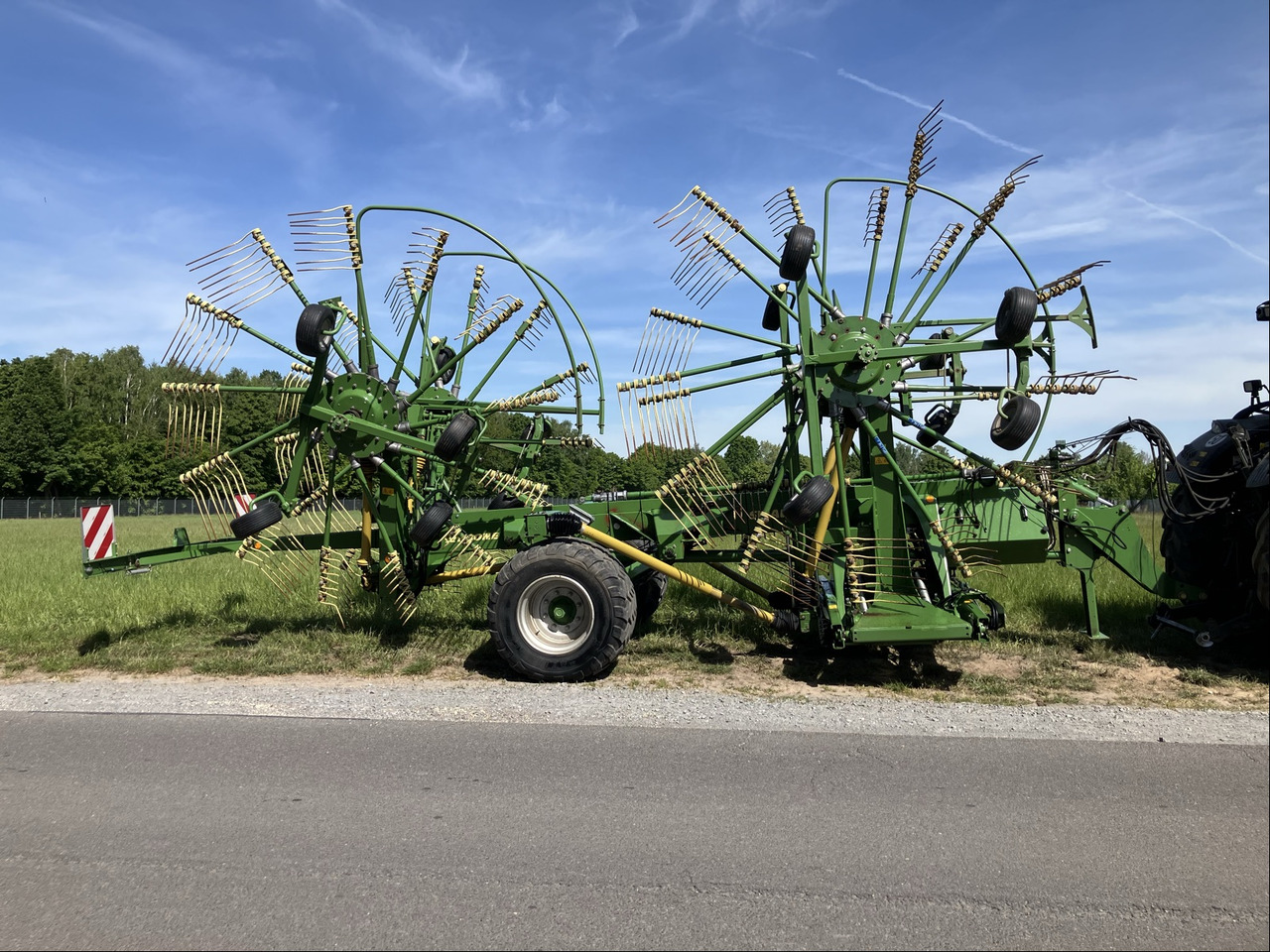 Krone Schwadro 1400 Plus - آلة تيبيس العشب/ آلة جمع العشب: صورة 1 Krone Schwadro 1400 Plus - آلة تيبيس العشب/ آلة جمع العشب: صورة 1
