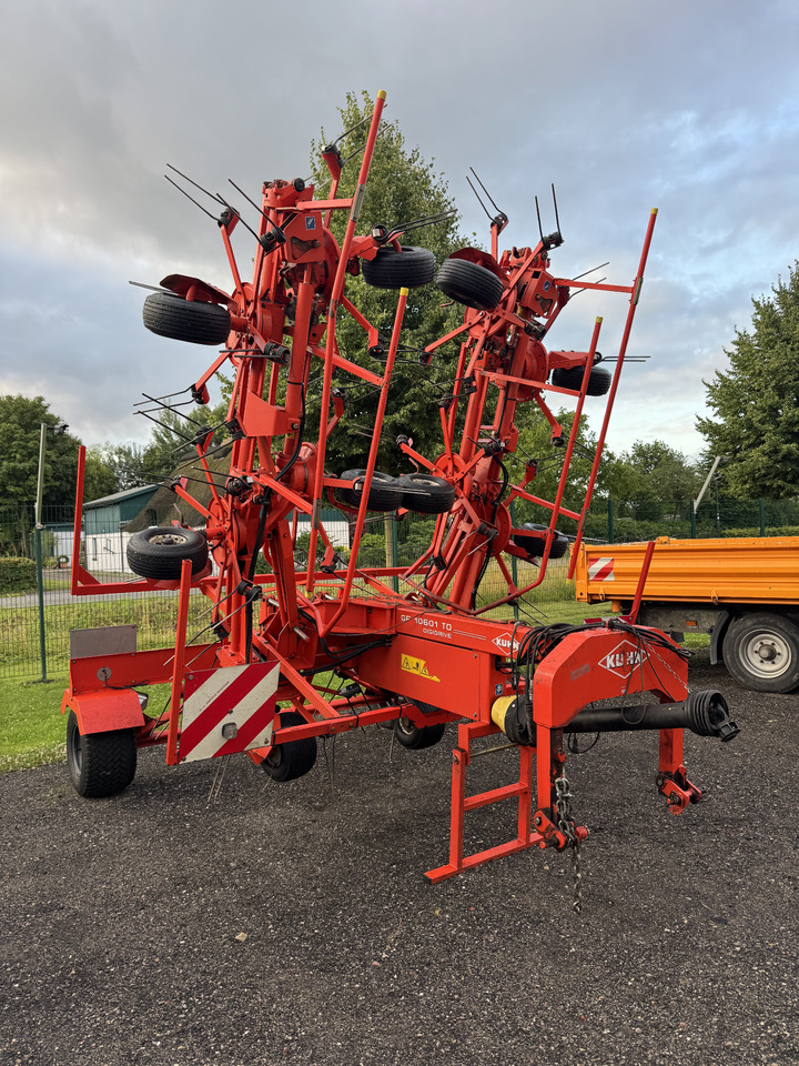 Kuhn GF 10601 T - آلة تيبيس العشب/ آلة جمع العشب: صورة 1 Kuhn GF 10601 T - آلة تيبيس العشب/ آلة جمع العشب: صورة 1