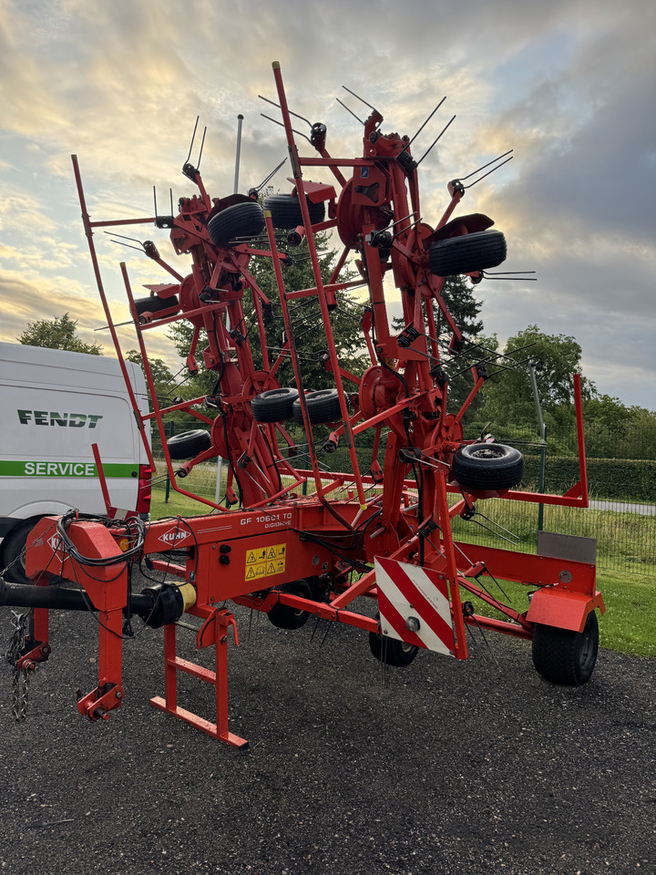 Kuhn GF 10601 T - آلة تيبيس العشب/ آلة جمع العشب: صورة 3 Kuhn GF 10601 T - آلة تيبيس العشب/ آلة جمع العشب: صورة 3