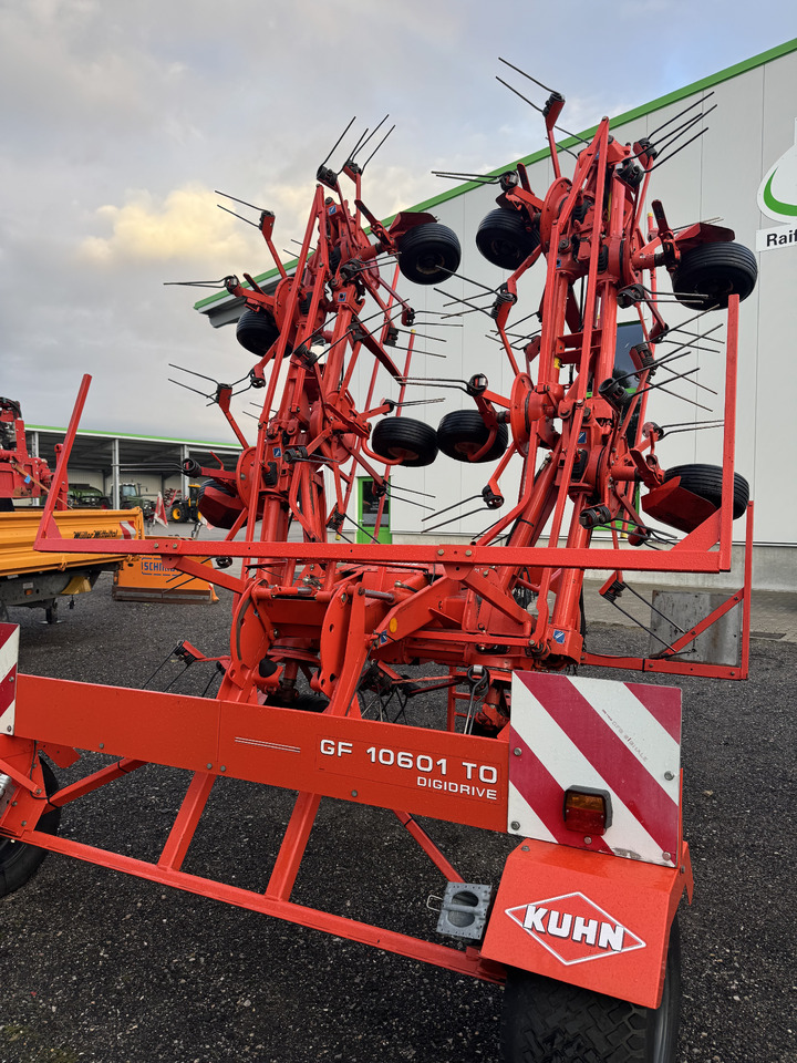 Kuhn GF 10601 T - آلة تيبيس العشب/ آلة جمع العشب: صورة 2 Kuhn GF 10601 T - آلة تيبيس العشب/ آلة جمع العشب: صورة 2