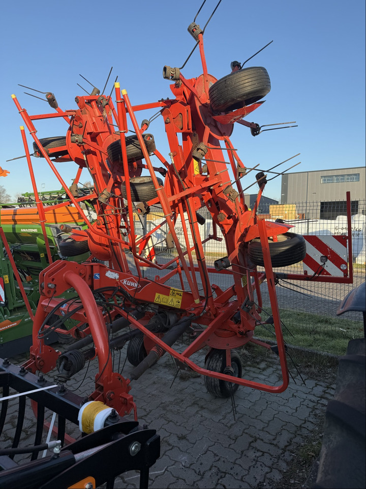 Kuhn Heuwender GF 8702 - آلة تيبيس العشب/ آلة جمع العشب: صورة 3 Kuhn Heuwender GF 8702 - آلة تيبيس العشب/ آلة جمع العشب: صورة 3