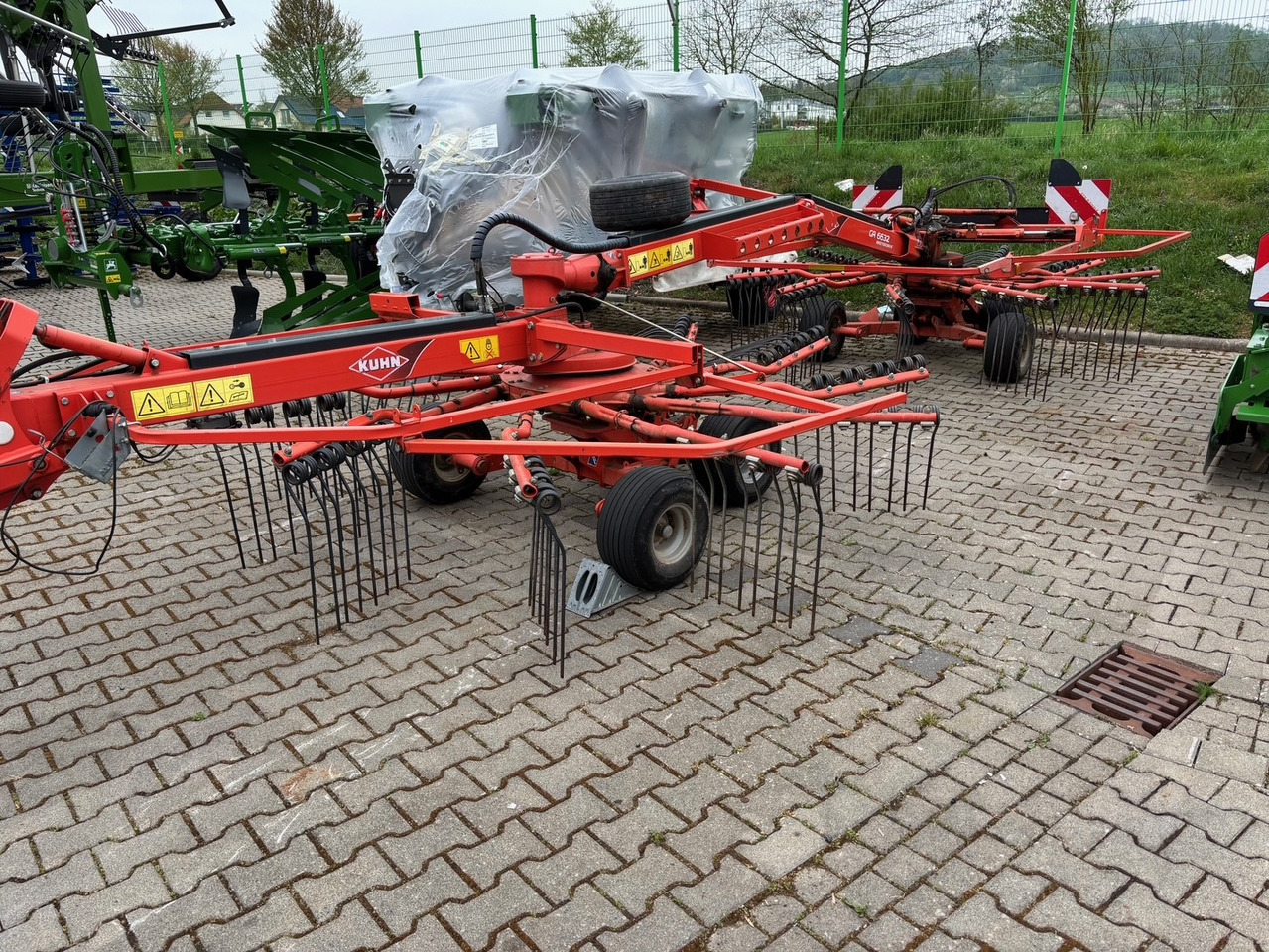 Kuhn Schwader 6632 - آلة تيبيس العشب/ آلة جمع العشب: صورة 1 Kuhn Schwader 6632 - آلة تيبيس العشب/ آلة جمع العشب: صورة 1