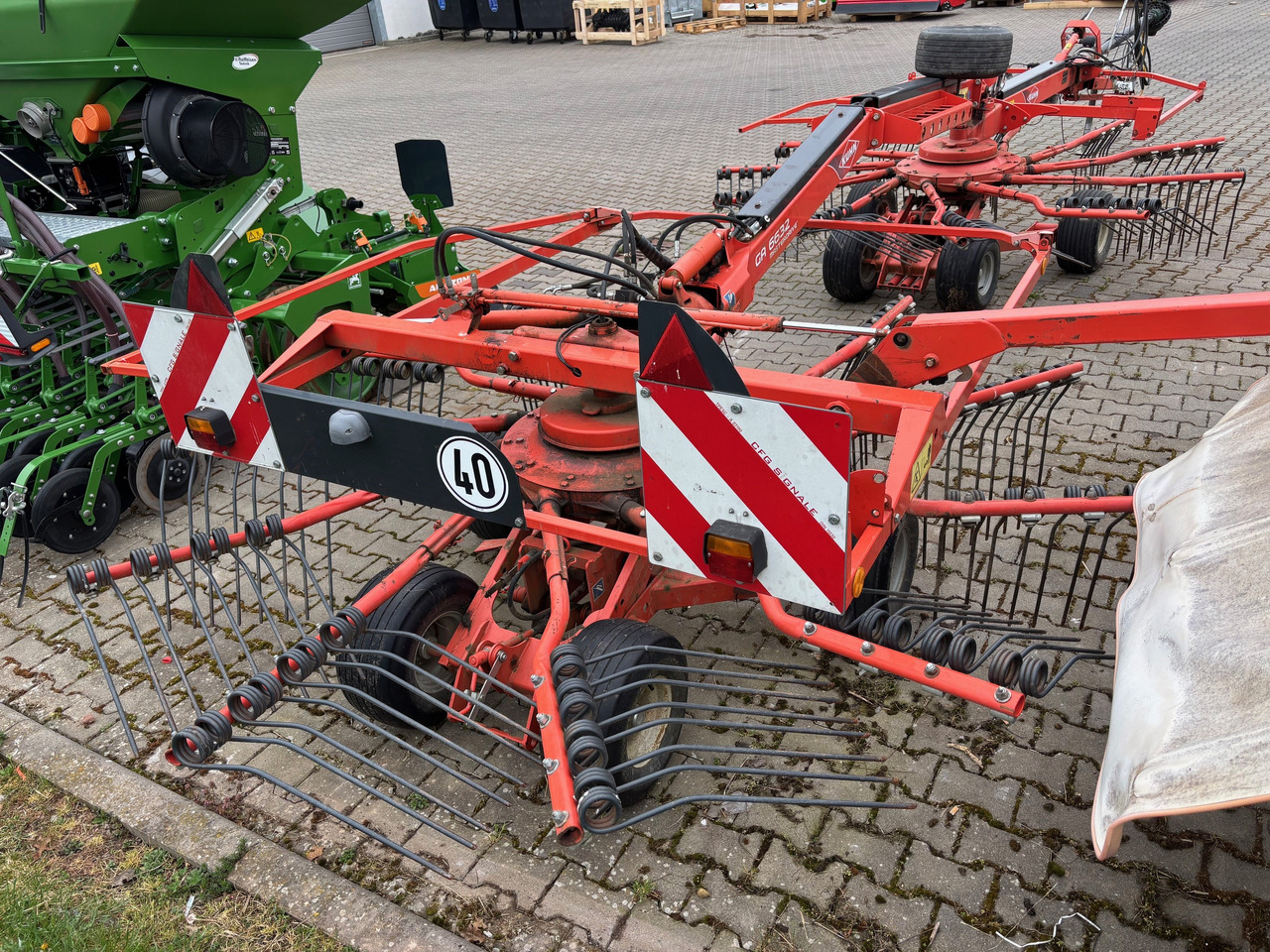 Kuhn Schwader 6632 - آلة تيبيس العشب/ آلة جمع العشب: صورة 3 Kuhn Schwader 6632 - آلة تيبيس العشب/ آلة جمع العشب: صورة 3
