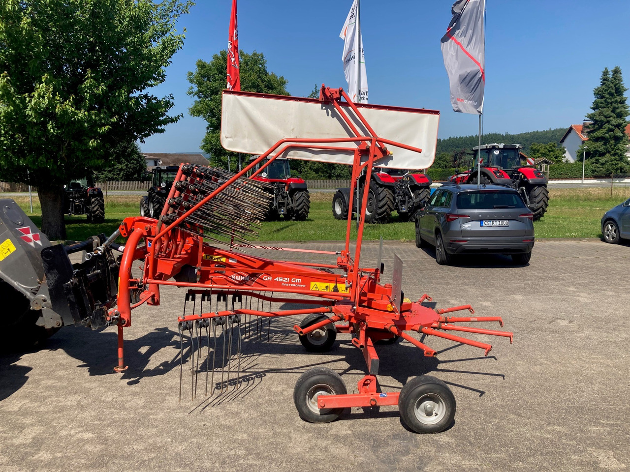 Kuhn Schwader GA 4521 - آلة تيبيس العشب/ آلة جمع العشب: صورة 1 Kuhn Schwader GA 4521 - آلة تيبيس العشب/ آلة جمع العشب: صورة 1