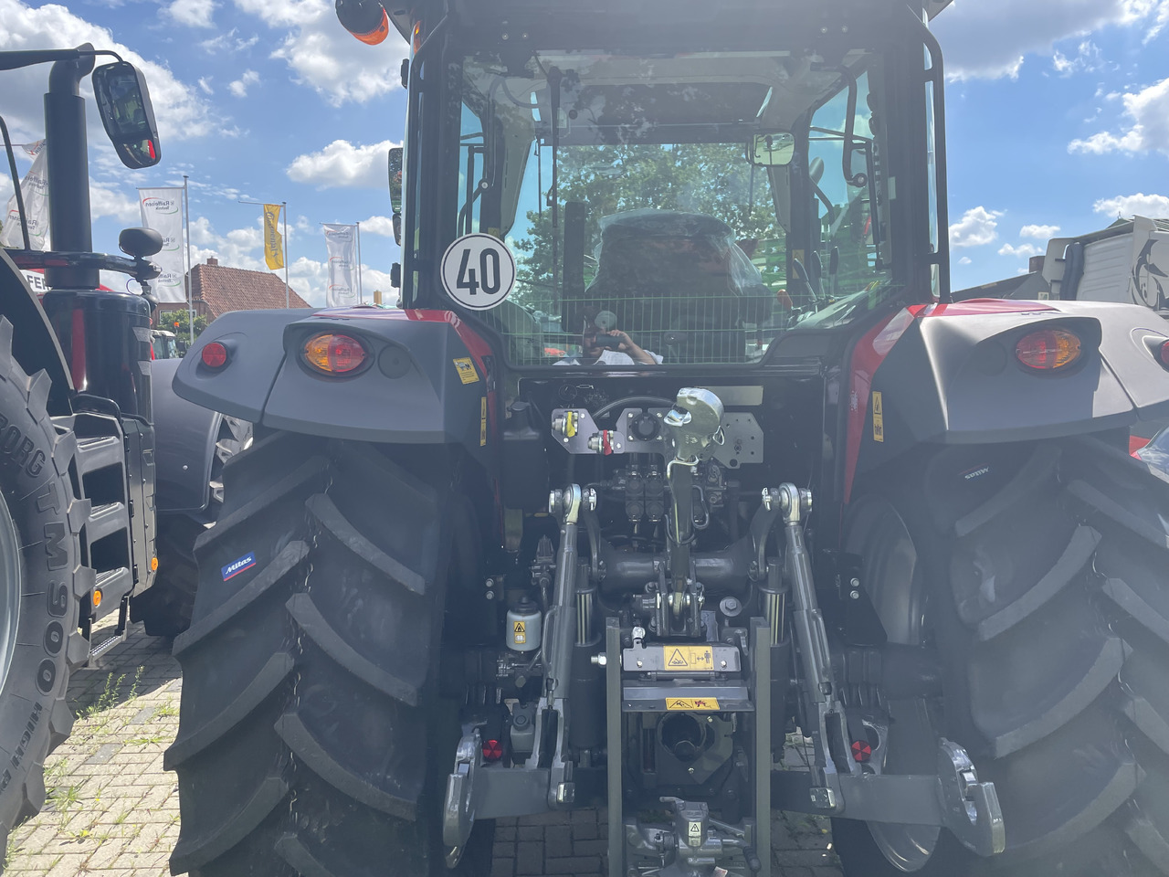 Massey Ferguson 5711M Dyna-4 4WD Cab - جرار: صورة 2 Massey Ferguson 5711M Dyna-4 4WD Cab - جرار: صورة 2